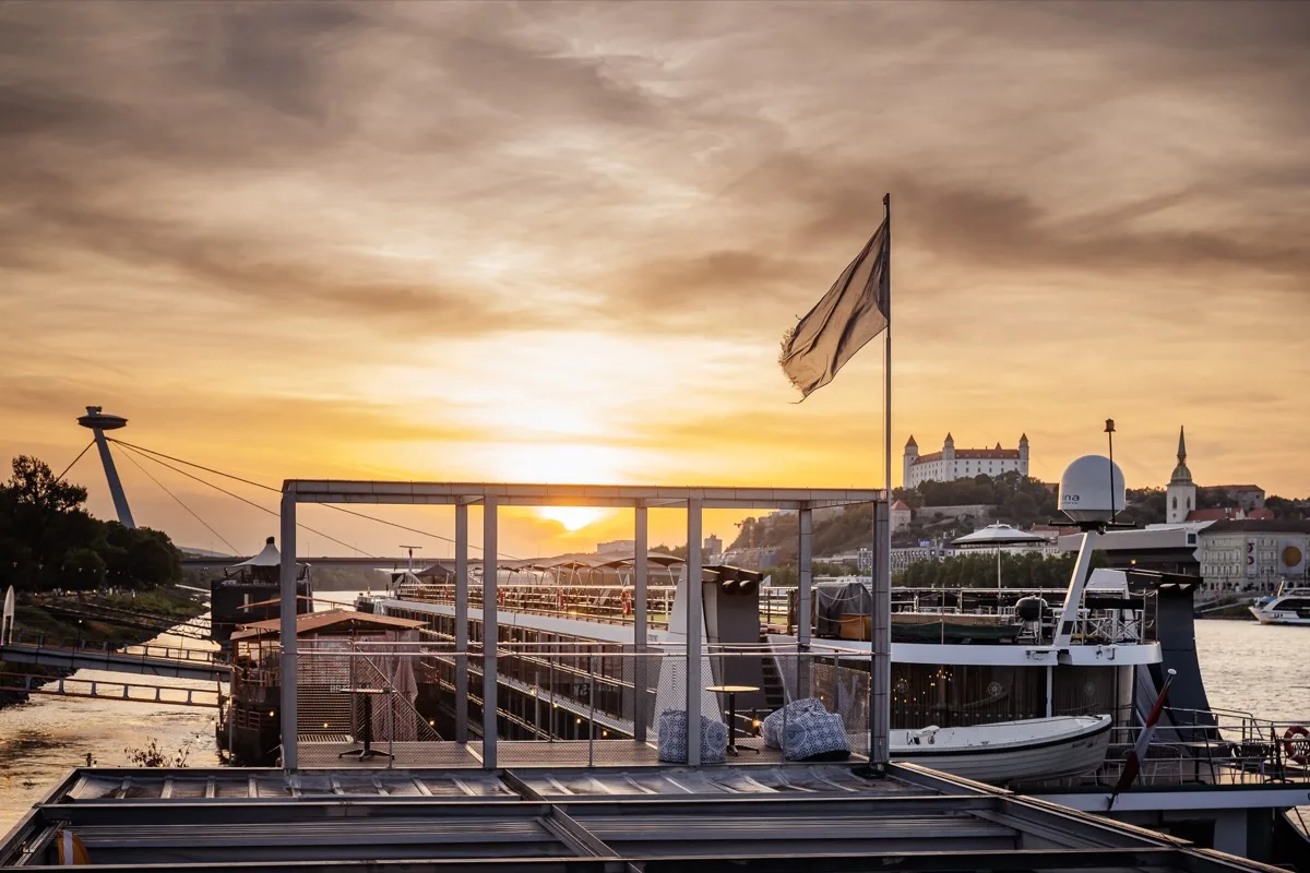 Západ slunce nad Dunajem z paluby lodi SunDeck